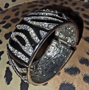 📣Vintage Hinged Cuff Bracelet FASHION Silvertone Black 🖤 Enamel Rhinestones 🦓